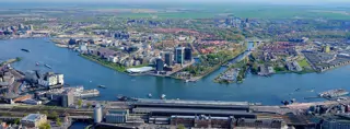 Amsterdamse wethouder Van der Horst onder vuur over oplopende kosten van de Oostbrug over het IJ